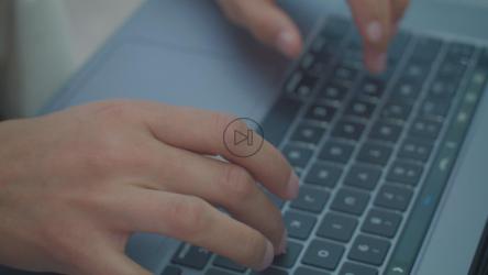 专注的女人在电脑前工作[免费商用]