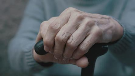 老人紧握拐杖[]