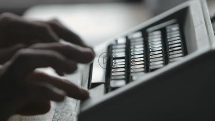 用打字机写信的人[4K]