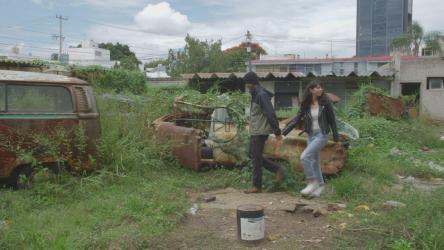 一对夫妇探索一个古老而废弃的地方[免费商用]