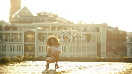 女孩在屋顶上跳舞[4K]