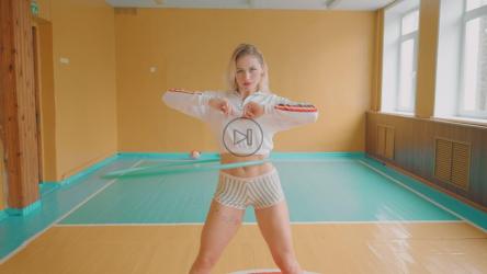 体操女孩使用呼啦圈[]