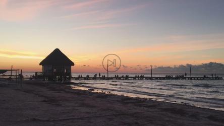 在码头上看日落的游客[免费商用]