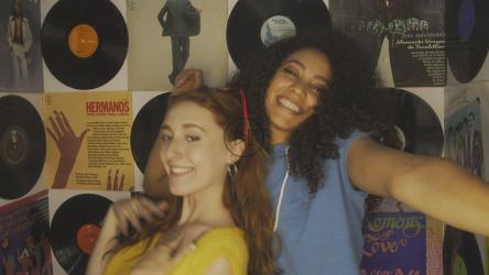 女孩用手机录音和跳舞[免费商用]