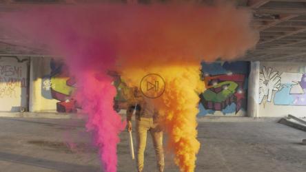 一名男子站在五颜六色的烟雾弹之间[免费商用]