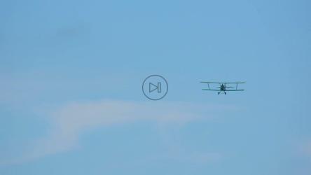 双翼飞机在天空中飞行[]