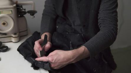 裁缝对服装进行调整[]