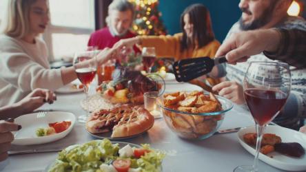 快乐的一家人享用美味的晚餐[]