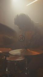 熟练的鼓手在黑暗中演奏[免费商用竖屏]