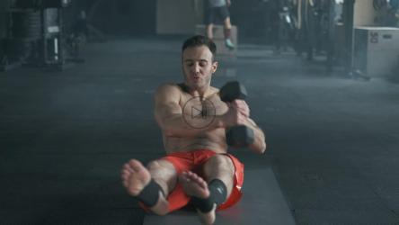 男子在健身房进行高强度腹肌训练[]