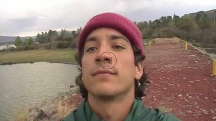 一对年轻夫妇在湖边随意自拍[免费商用]