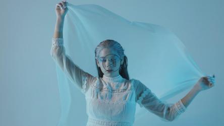 蓝底冷艳的女人[免费商用]