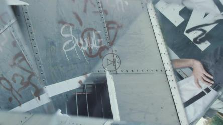 在一个废弃的地方，年轻人的棱镜反射[免费商用]