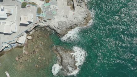 海浪拍打着一个渔村的海岸[4K]