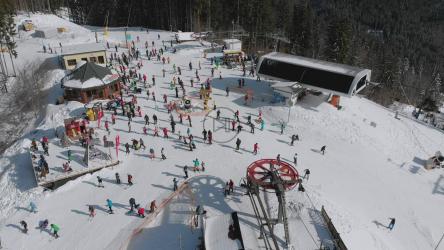 山顶上的一群滑雪者[4K]