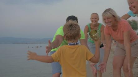 家人用奖杯庆祝[]