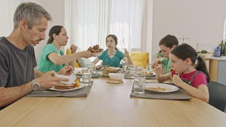 一家人一起享用早餐[]