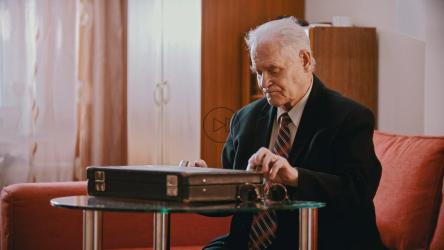 老歹徒从公文包里掏出枪[4K]