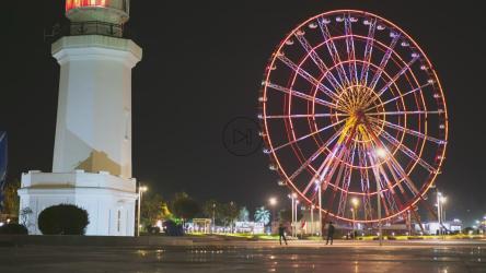 晚上灯塔附近的摩天轮[4K]