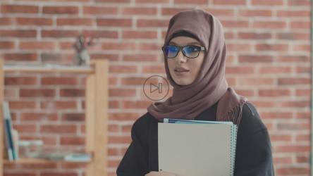 戴着眼镜的上班族微笑着看着他们的相机[]