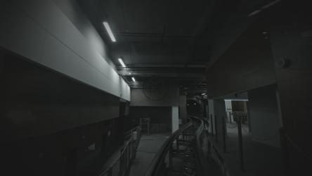 地铁列车驶出一个明亮的车站[]