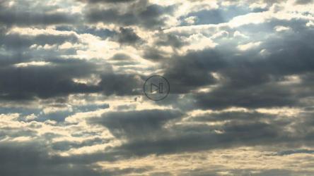 穿过多云天空的日落[]