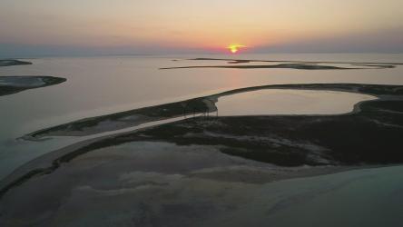 落日余晖中的巨大泻湖[4K]