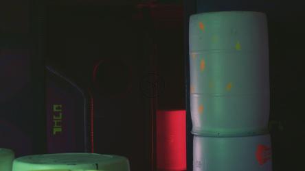 男孩战略性地玩激光标签[免费商用]