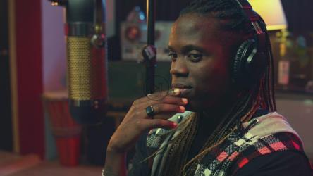 一个男人在播客上讲话的肖像[免费商用]