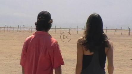 一对夫妇在沙漠中看风景的复古视频[免费商用]