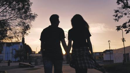 穿过一个街区的情侣剪影[免费商用]