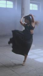 身着黑裙的芭蕾舞演员在表演舞蹈[免费商用竖屏]