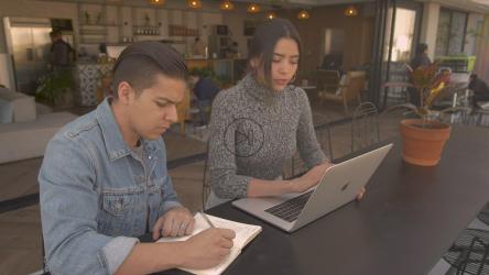 两个人在咖啡店工作[免费商用]