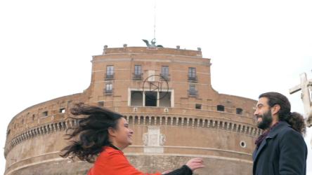 情侣拥抱在Castel Sant'；angelo[]