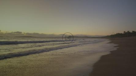 日落时海滩上的一对小女孩[免费商用]