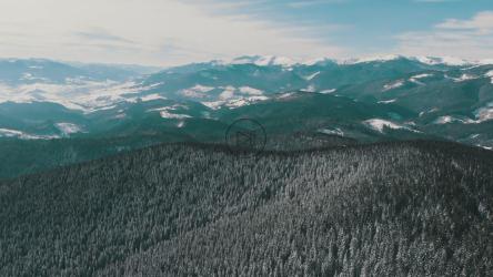 飞越白雪皑皑的森林和山脉[4K]