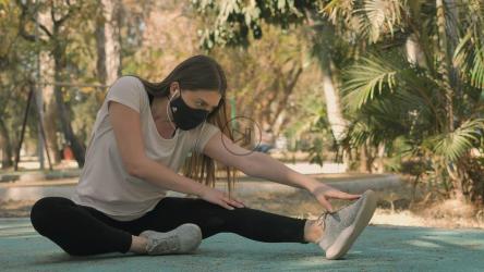 女运动员戴着口罩伸展身体[免费商用]