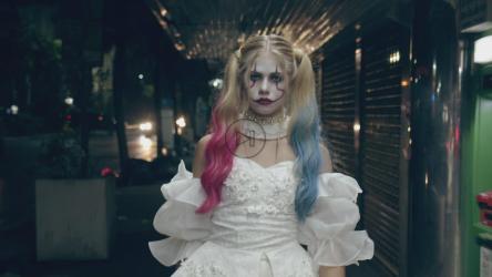 打扮成哈莉·奎因的女人走在街上[]