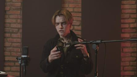 专业录音室金发歌手[4K免费商用]