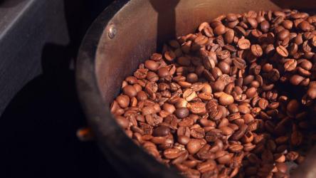 移动咖啡豆的工业咖啡烘焙机[]