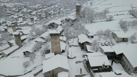 Flying over a town in the snowy mountains[4K]
