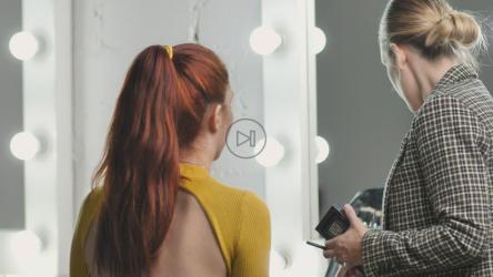 化妆师在镜子前给模特化妆[免费商用]