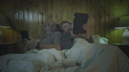 卧室里有平板电脑的老夫妇[4K]