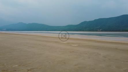 空中游览沙质平原[4K免费商用]