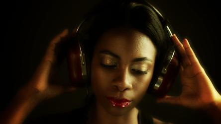 在黑暗的房间里听音乐的女人[免费商用]