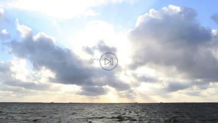 黑暗的大海映衬着明亮的天空[]