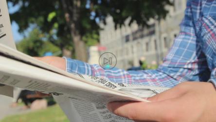 在户外公园读报的人[]