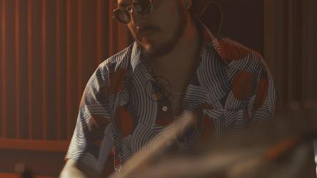 熟练的鼓手在录音室演奏[4K免费商用]