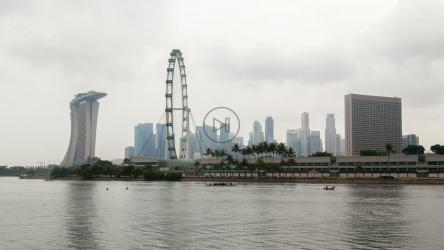 阴天的摩天轮和新加坡天际线[4K]