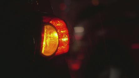 一辆坏汽车上的闪光灯[]